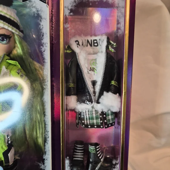 Rainbow High Winter Doll Jade Hunter * COLLECTIBLE!!! - Picture 2 of 8